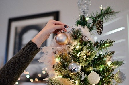 Stappenplan: in 5 stappen de kerstboom optuigen & versieren